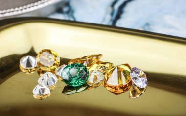 Doğal Safir değerli taş, mücevher veya siyah parlaklık rengi taşlar, birçok farklı doğal taşlar Ametist koleksiyonu,