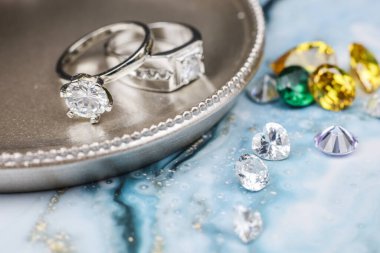 Tasarımcı alyansları köşede ışıl ışıl parlayan arka planda panoramik pankart formatında fotokopi alanı ve seçici odaklı