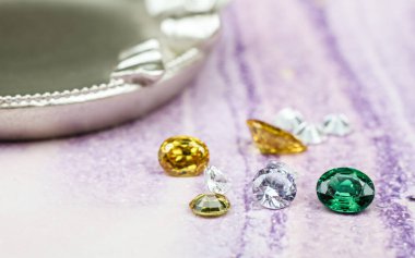 Doğal Safir değerli taş, mücevher veya siyah parlaklık rengi taşlar, birçok farklı doğal taşlar Ametist koleksiyonu,