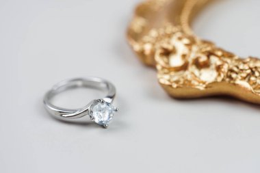 Nişan yüzüğünü kapat. Aşk ve düğün kavramı.