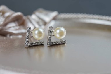 Güzel bir Pearl Ear çivisi. Beyaz inci küpelerin yakın çekimi.