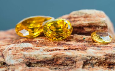 Doğal Safir değerli taş, mücevher veya siyah parlaklık rengi taşlar, birçok farklı doğal taşlar Ametist koleksiyonu,