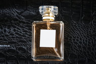 Siyah deri arka planda güzel bir parfüm şişesi