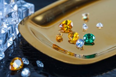 Doğal Safir değerli taş, mücevher veya siyah parlaklık rengi taşlar, birçok farklı doğal taşlar Ametist koleksiyonu,