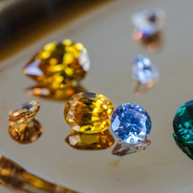 Doğal Safir değerli taş, mücevher veya siyah parlaklık rengi taşlar, birçok farklı doğal taşlar Ametist koleksiyonu,