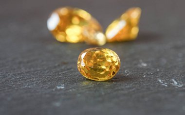 Doğal Safir taşı, mücevher ya da siyah parlak renkte mücevherler, taşta doğal sarı değerli taşlar.