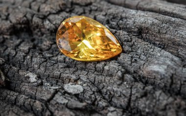 Doğal Safir taşı, mücevher ya da siyah parlak renkte mücevherler, taşta doğal sarı değerli taşlar.