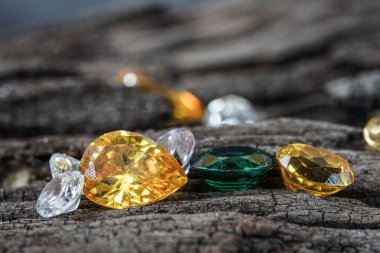 Doğal Safir değerli taş, mücevher veya siyah parlaklık rengi taşlar, birçok farklı doğal taşlar Ametist koleksiyonu,