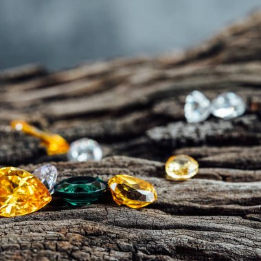 Doğal Safir değerli taş, mücevher veya siyah parlaklık rengi taşlar, birçok farklı doğal taşlar Ametist koleksiyonu,