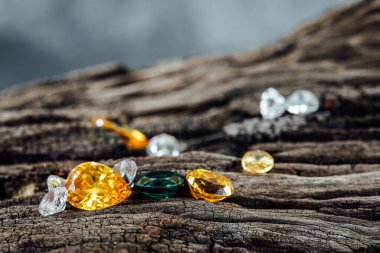 Doğal Safir değerli taş, mücevher veya siyah parlaklık rengi taşlar, birçok farklı doğal taşlar Ametist koleksiyonu,