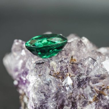 Doğal Safir değerli taş, mücevher veya siyah parlaklık rengi taşlar, birçok farklı doğal taşlar Ametist koleksiyonu,