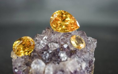 Doğal Safir değerli taş, mücevher veya siyah parlaklık rengi taşlar, birçok farklı doğal taşlar Ametist koleksiyonu,