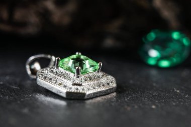 Pahalı kolye ve elmas. Yeşil değerli taşları olan güzel tasarım kolyesi.