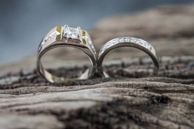 Nişan yüzüklerini kapatın. Aşk ve düğün kavramı.