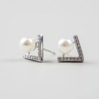 Güzel inci kulaklıklar. Beyaz inci küpeleri kapat..