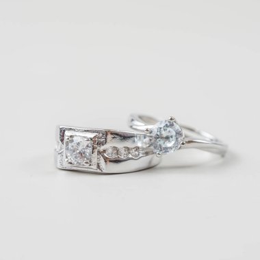 Nişan yüzüklerini kapatın. Aşk ve düğün kavramı.