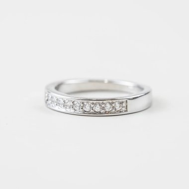 Nişan yüzüğünü kapat. Aşk ve düğün kavramı.