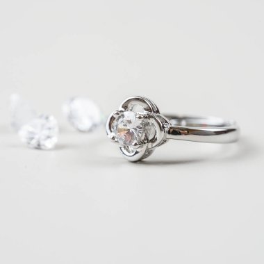 Nişan yüzüğünü kapat. Aşk ve düğün kavramı.