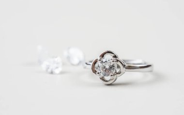 Nişan yüzüğünü kapat. Aşk ve düğün kavramı.