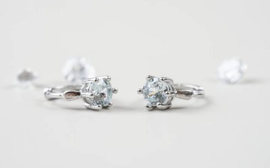 Güzel elmas küpeler. Beyaz elmas küpeleri kapat..