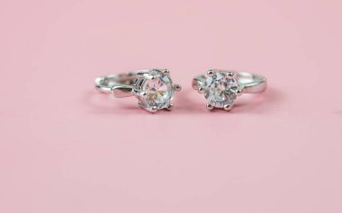 Güzel elmas küpeler. Beyaz elmas küpeleri kapat..