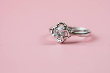 Nişan yüzüğünü kapat. Aşk ve düğün kavramı.