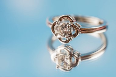 Nişan yüzüğünü kapat. Aşk ve düğün kavramı.