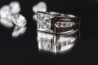 Nişan yüzüğünü kapat. Aşk ve düğün kavramı.