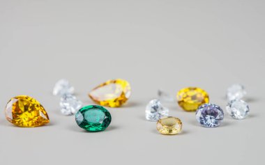 Doğal Safir değerli taş, mücevher veya siyah parlaklık rengi taşlar, birçok farklı doğal taşlar Ametist koleksiyonu,