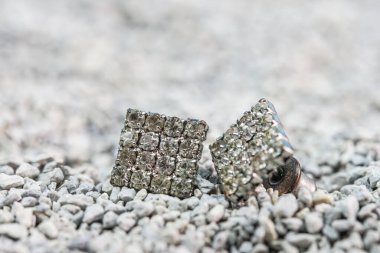 Güzel elmas küpeler. Beyaz elmas küpeleri kapat..