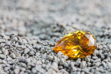 Doğal Safir taşı, mücevher ya da siyah parlak renkte mücevherler, taşta doğal sarı değerli taşlar.