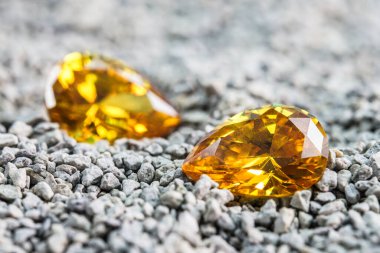 Doğal Safir taşı, mücevher ya da siyah parlak renkte mücevherler, taşta doğal sarı değerli taşlar.