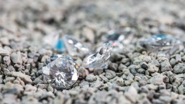 Mücevher yapmak için parlak elması kapat.