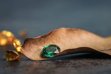 Farklı doğal değerli taşların koleksiyonu