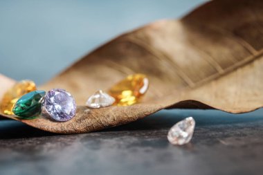 Doğal Safir Mücevher ya da siyah parlak renkli mücevherler. Bir çok farklı doğal mücevher koleksiyonu.