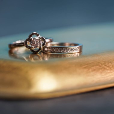 Nişan yüzüklerini kapatın. Aşk ve düğün kavramı.