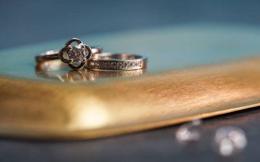 Nişan yüzüklerini kapatın. Aşk ve düğün kavramı.