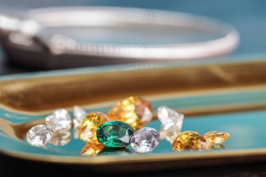 Doğal Safir Mücevher ya da siyah parlak renkli mücevherler. Bir çok farklı doğal mücevher koleksiyonu.