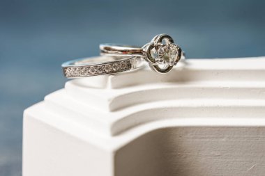 Nişan yüzüklerini kapatın. Aşk ve düğün kavramı.