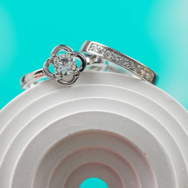 Nişan yüzüklerini kapatın. Aşk ve düğün kavramı.