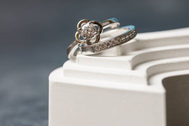 Nişan yüzüklerini kapatın. Aşk ve düğün kavramı.