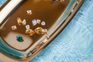 Farklı doğal değerli taşların koleksiyonu