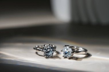 Güzel elmas küpeler. Beyaz elmas küpeleri kapat..