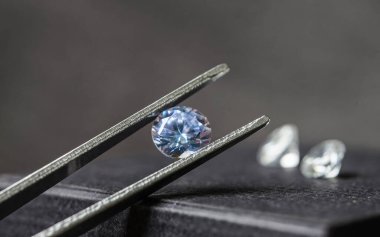 Değerli taş cımbızla kenetlenmiş. Takı yakın çekim ekler