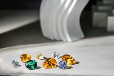 Doğal Safir Mücevher ya da siyah parlak renkli mücevherler. Bir çok farklı doğal mücevher koleksiyonu.