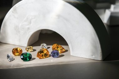 Doğal Safir Mücevher ya da siyah parlak renkli mücevherler. Bir çok farklı doğal mücevher koleksiyonu.