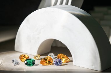 Doğal Safir Mücevher ya da siyah parlak renkli mücevherler. Bir çok farklı doğal mücevher koleksiyonu.