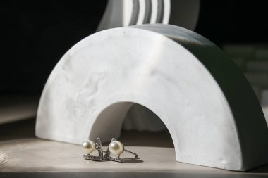 Güzel bir Pearl Ear çivisi. Beyaz inci küpelerin yakın çekimi.