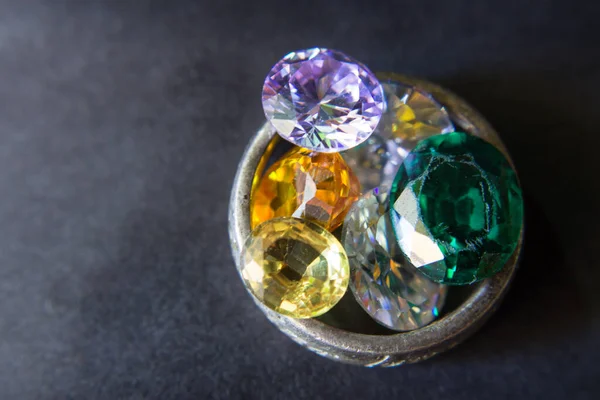 Doğal Safir değerli taş, mücevher veya siyah parlaklık rengi taşlar, birçok farklı doğal taşlar Ametist koleksiyonu,