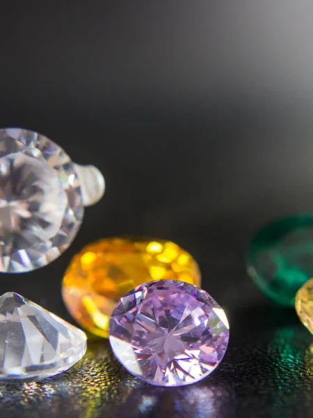 Doğal Safir değerli taş, mücevher veya siyah parlaklık rengi taşlar, birçok farklı doğal taşlar Ametist koleksiyonu,